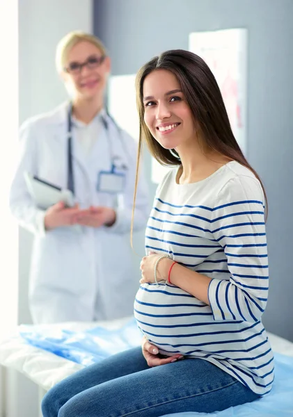 Bella donna incinta sorridente con il medico in ospedale — Foto Stock