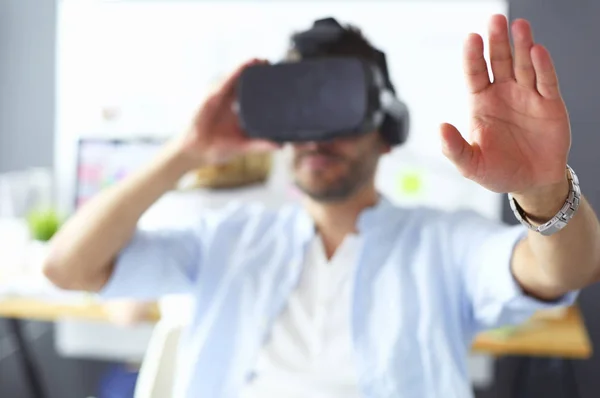 Joven programador de software masculino probando una nueva aplicación con gafas de realidad virtual 3d en la oficina . — Foto de Stock