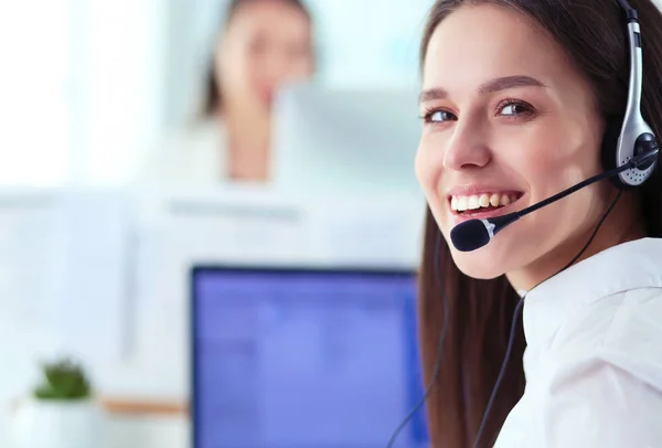 Lächelnde Geschäftsfrau oder Helpline-Betreiberin mit Headset und Computer im Büro — Stockfoto
