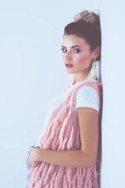 Çalışma odasında duran güzel bir kadın. Güzel kadın..