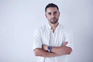 Genç iş adamı beyaz arka planda tek başına duruyor..