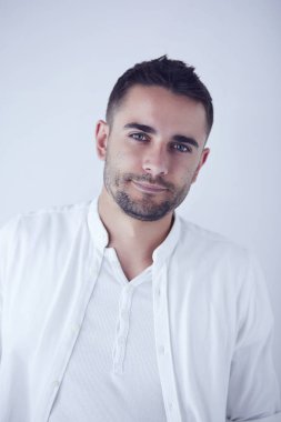 Genç iş adamı beyaz arka planda tek başına duruyor..