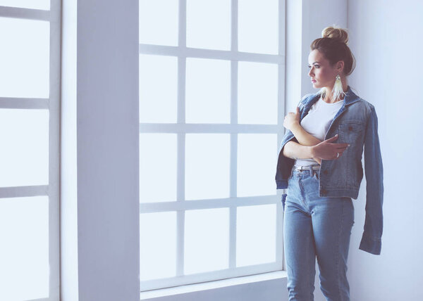 Красивая женщина стоит в кабинете. Красивая женщина.