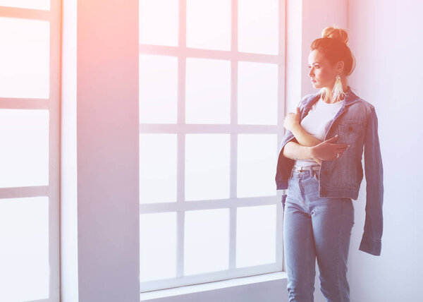 Красивая женщина стоит в кабинете. Красивая женщина.