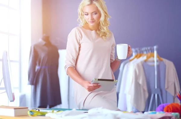 Diseñadora de moda mujer trabajando en sus diseños en el estudio. — Foto de Stock