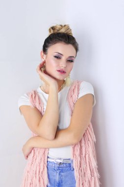 Çalışma odasında duran güzel bir kadın. Güzel kadın..