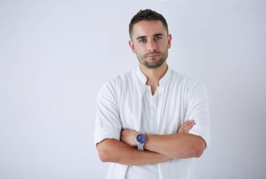 Genç iş adamı beyaz arka planda tek başına duruyor..