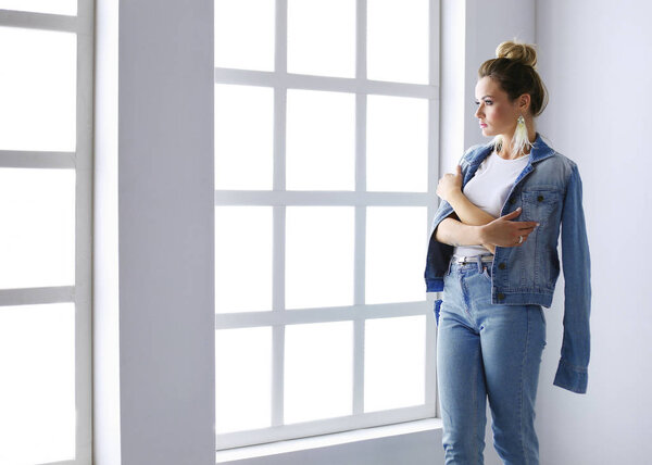 Красивая женщина стоит в кабинете. Красивая женщина.