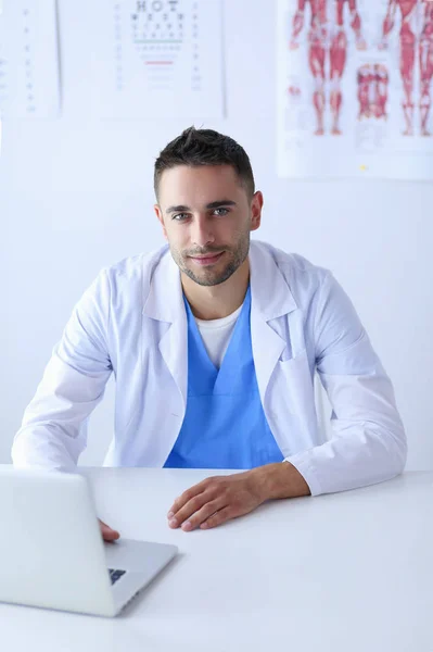 Bilgisayarlı Bir Erkek Doktorun Portresi Revirde Oturuyor — Stok fotoğraf