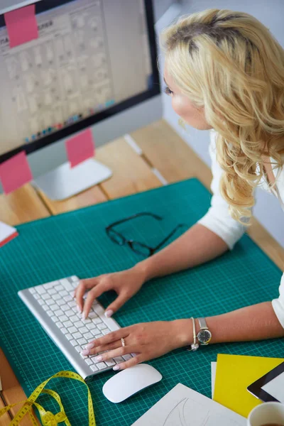 Diseñadora Moda Mujer Trabajando Sus Diseños Estudio —  Fotos de Stock