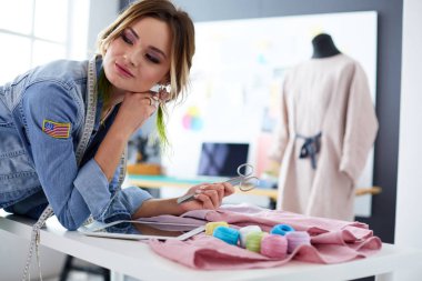 Moda Tasarımcısı kadın stüdyoda tasarımları ile iPad üzerinde