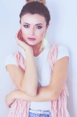 Çalışma odasında duran güzel bir kadın. Güzel kadın..