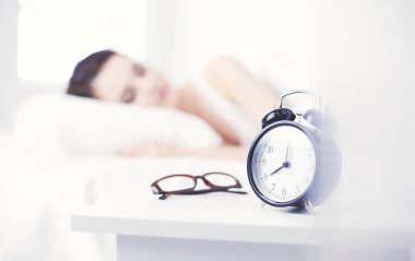 Genç ve güzel bir kadın yatakta yatıyor..