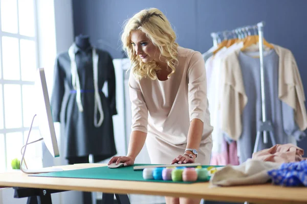 Fashion designer vrouw werkt aan haar ontwerpen in de studio. — Stockfoto