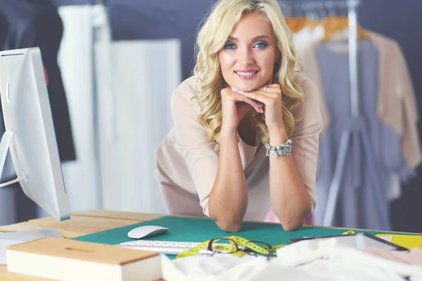 Diseñadora de moda mujer trabajando en sus diseños en el estudio. —  Fotos de Stock