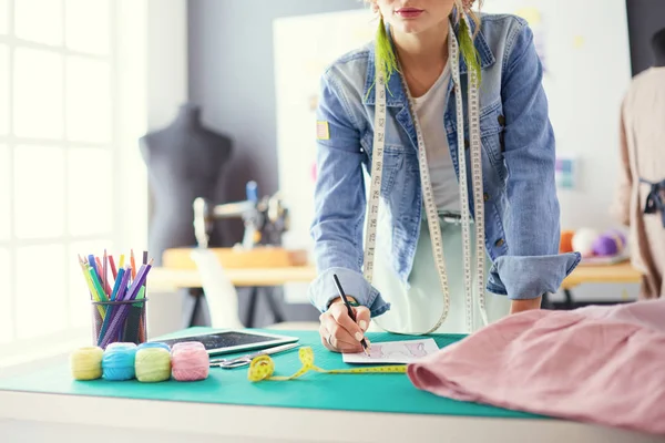 Modedesignerin arbeitet im Atelier an ihren Entwürfen — Stockfoto