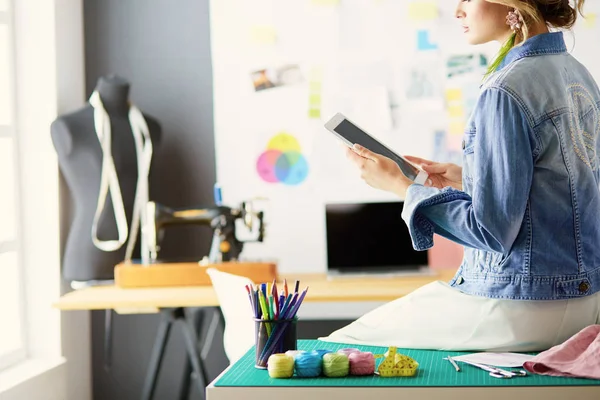 Fashion designer vrouw werkt aan haar ontwerpen in de studio — Stockfoto