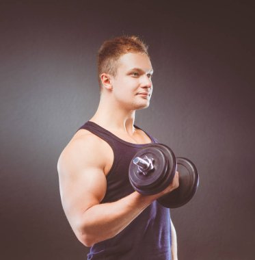 yakışıklı kaslı adam dumbell ile çalışma dışarı