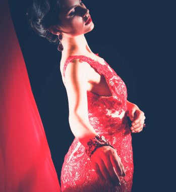 Koyu renk saçlı, uzun kırmızı elbiseli güzel bir genç kız.