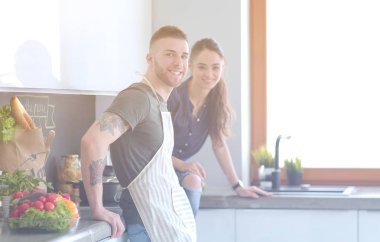 Güzel genç çift evde mutfakta eğleniyor.