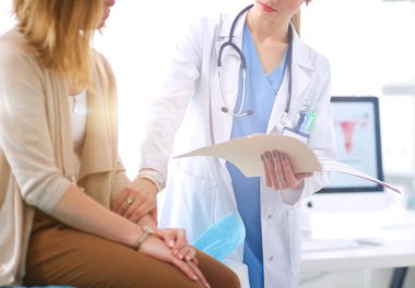 Doktor ve hasta masada otururken bir şey tartışıyorlar. Tıp ve sağlık hizmetleri kavramı. Doktor ve hasta.