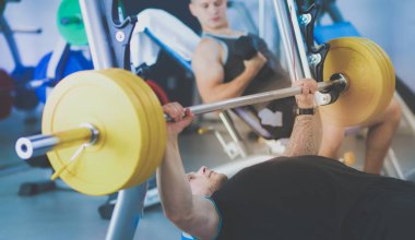 Halter salonunda ile vücut geliştiricisi. Vücut geliştirmeci