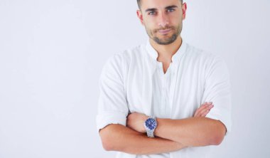 Genç iş adamı beyaz arka planda tek başına duruyor.