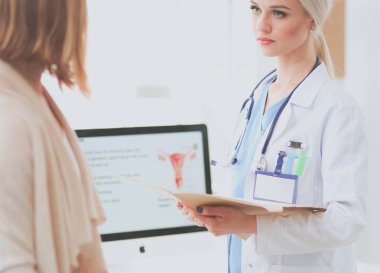 Doktor ve hasta masada otururken bir şey tartışıyorlar. Tıp ve sağlık hizmetleri kavramı. Doktor ve hasta.