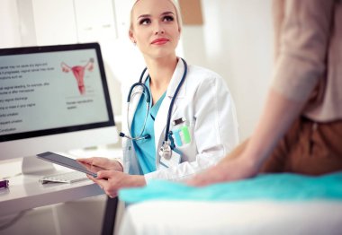 Doktor ve hasta masada otururken bir şey tartışıyorlar. Tıp ve sağlık hizmetleri kavramı. Doktor ve hasta.