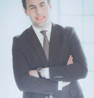 Dışarıda duran kendinden emin bir iş adamının portresi..