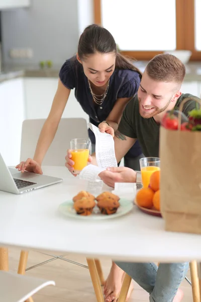 Çift evde mutfak içinde laptop ile onların fatura ödeme — Stok fotoğraf