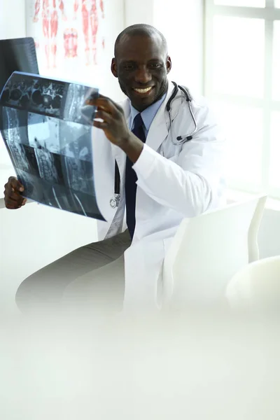 Портрет молодого африканського лікаря, який тримає пацієнтів рентгенівським — стокове фото