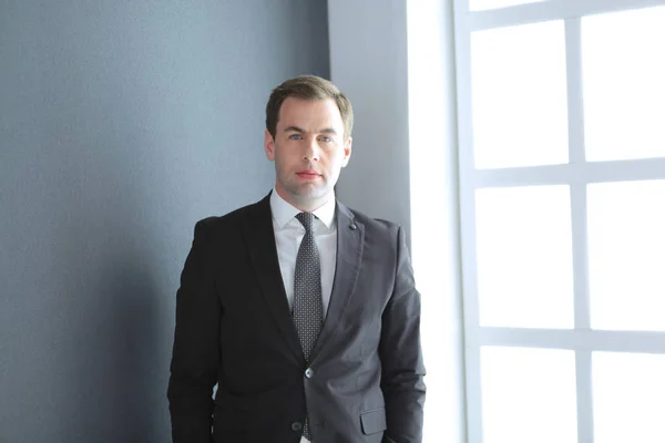 Portrait of a confident mature businessman standing outside. — Stock Photo, Image