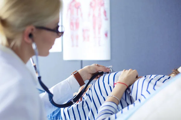 Doctor y paciente discutiendo algo mientras están sentados en la mesa. Concepto de medicina y salud — Foto de Stock