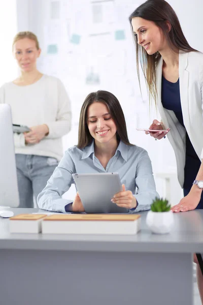 Aantrekkelijke zakenvrouw bezig met laptop op kantoor. Mensen uit het bedrijfsleven — Stockfoto