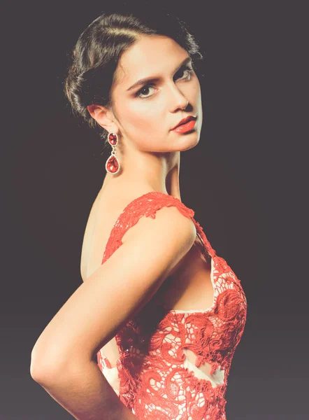 Bastante joven modelo femenina con el pelo oscuro en vestido rojo largo increíble —  Fotos de Stock