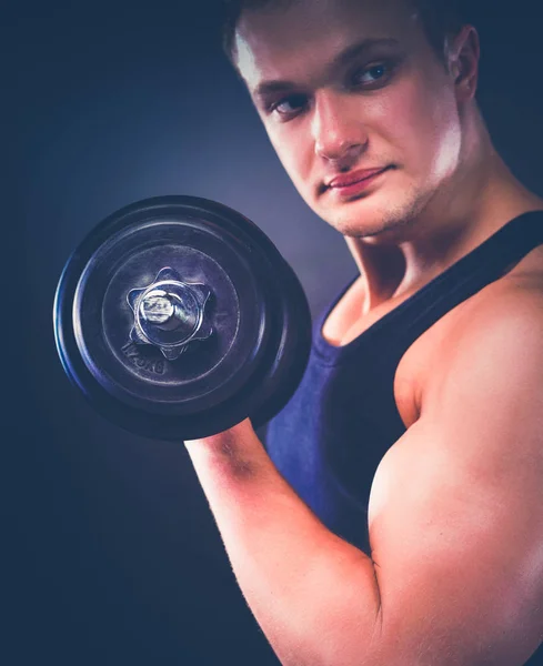 Hombre musculoso guapo haciendo ejercicio con pesas — Foto de Stock