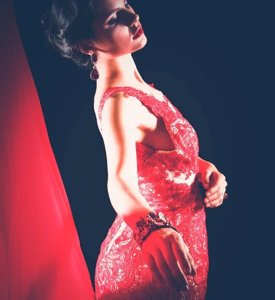 Koyu renk saçlı, uzun kırmızı elbiseli güzel bir genç kız.