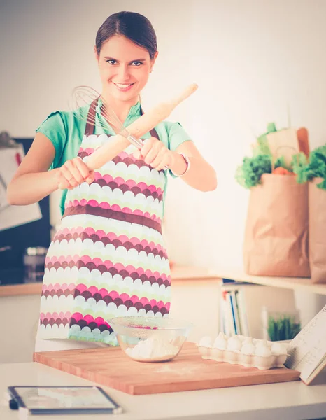 Vrouw bakt taarten in de keuken. — Stockfoto
