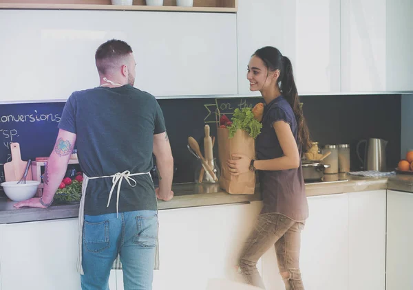 Mooi jong paar is het hebben van plezier in de keuken thuis — Stockfoto