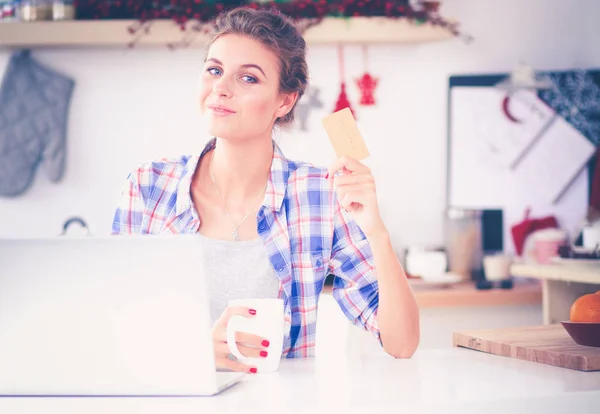 Mujer haciendo comida saludable de pie sonriendo en la cocina —  Fotos de Stock