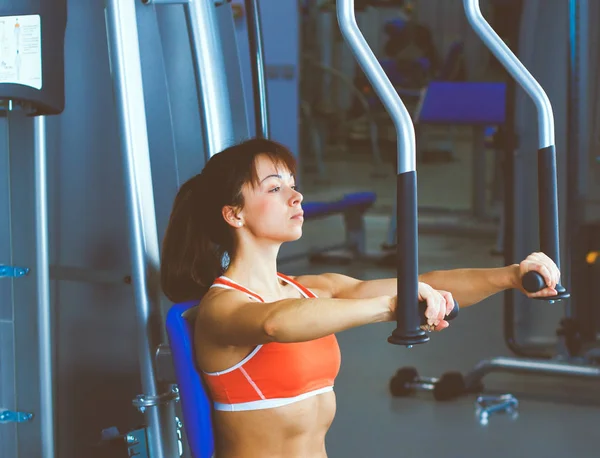 Fata frumoasa la sala de sport exercitarea pe antrenori. Fata frumoasa — Fotografie, imagine de stoc