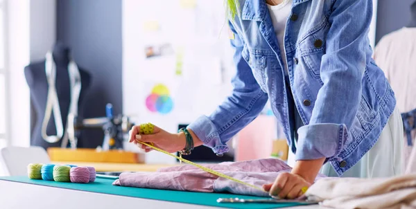 Diseñadora de moda mujer trabajando en sus diseños en el estudio — Foto de Stock