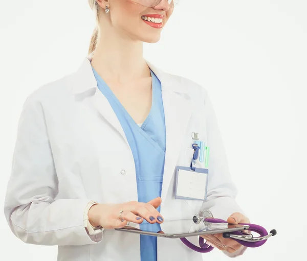 Médico femenino usando una tableta digital y de pie sobre fondo blanco. Mujeres doctores. — Foto de Stock