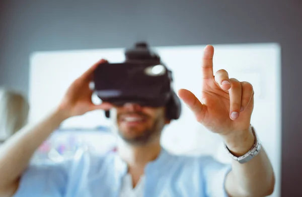 Joven programador de software masculino probando una nueva aplicación con gafas de realidad virtual 3d en la oficina . — Foto de Stock