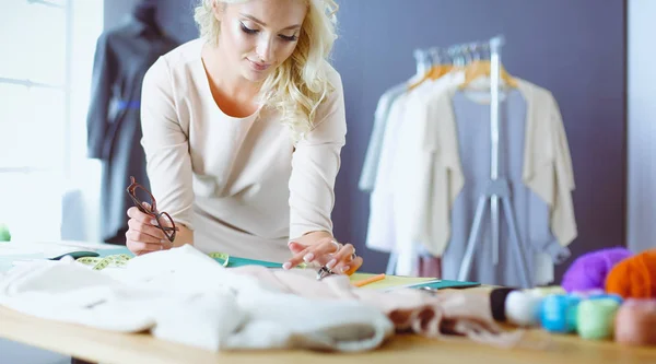 Diseñadora de moda mujer trabajando en sus diseños en el estudio. —  Fotos de Stock