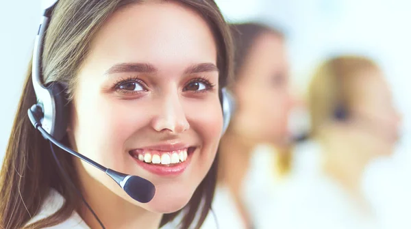 Mujer de negocios sonriente u operador de línea de ayuda con auriculares y computadora en la oficina — Foto de Stock