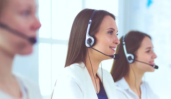 Lachende zakenvrouw of hulplijn operator met headset en computer op kantoor — Stockfoto