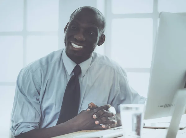 Afrikaans Amerikaans zakenman op headset werken op zijn laptop — Stockfoto