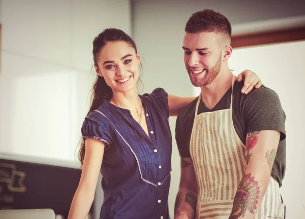 Bir çift evdeki mutfaklarında birlikte yemek pişiriyor. — Stok fotoğraf